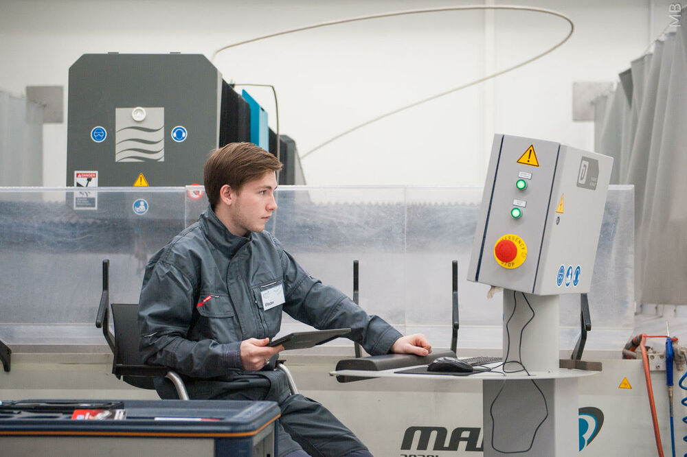 На фотографии обучающийся ПИШ МАСТ работает за станком