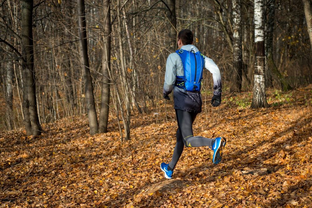 Фотография туриста во время забега по пересеченной местности