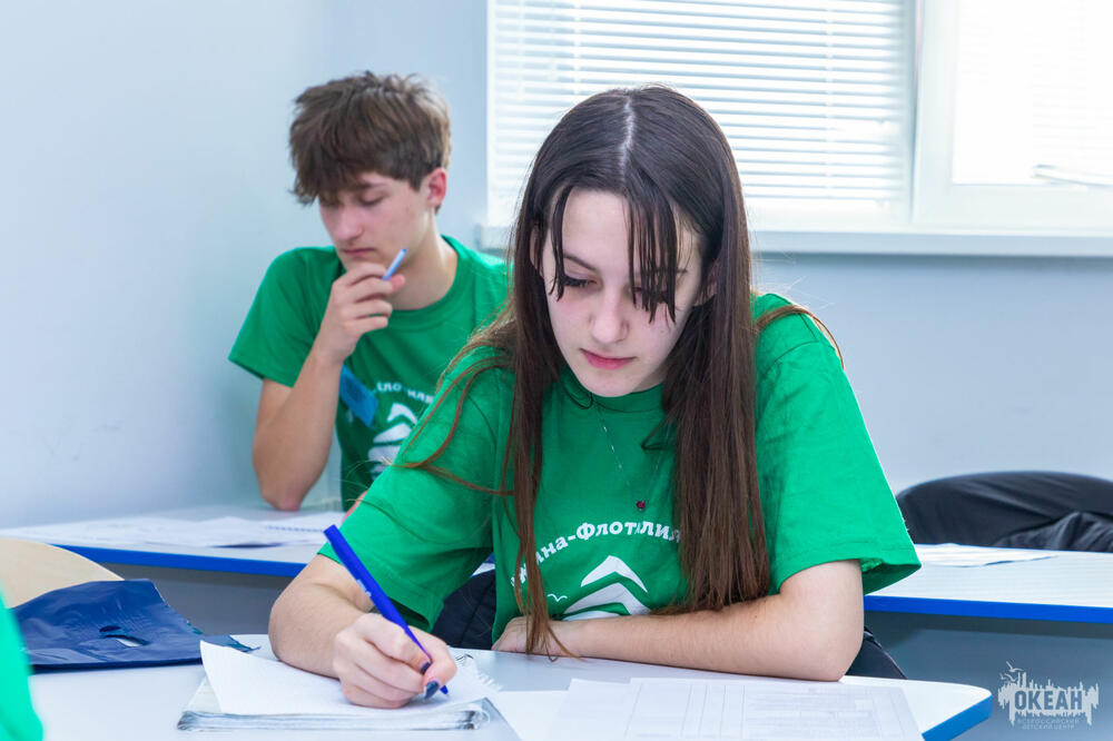 На изображении участники проектной смены Университета науки и технологий МИСИС «Школа инженерных решений»