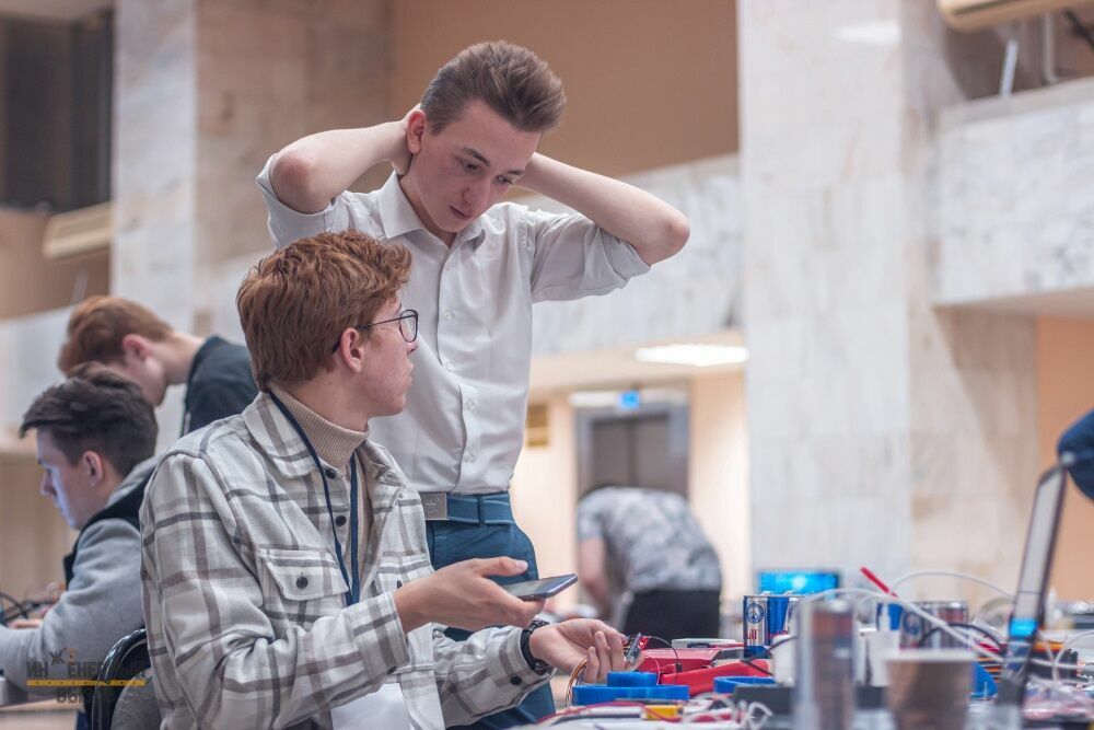 На фотографии члены Клуба проектных инициатив во время кейс-чемпионата