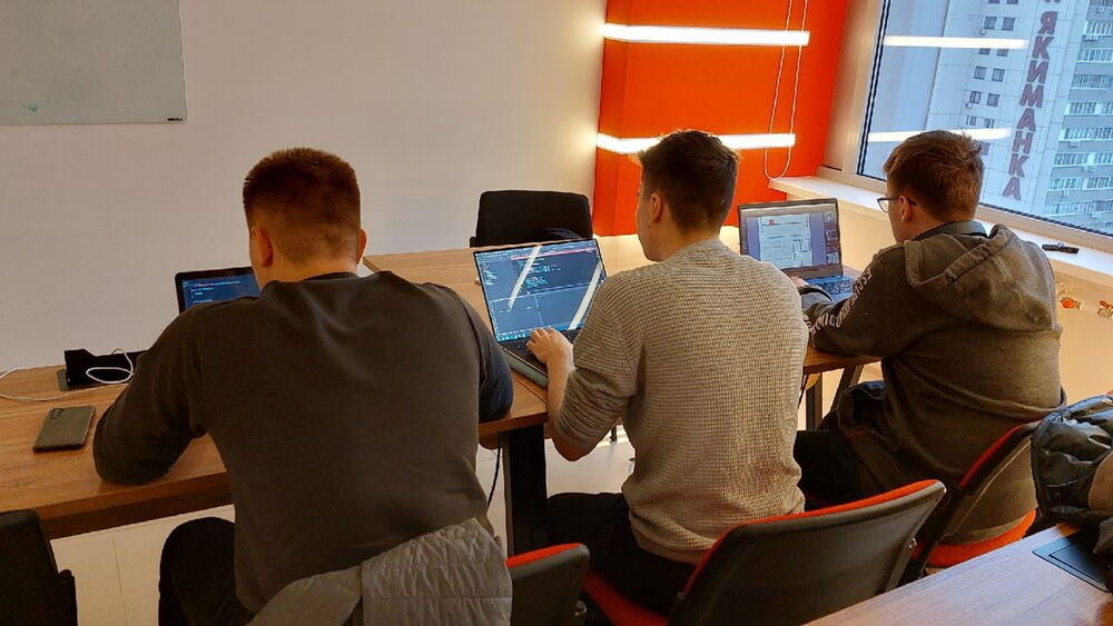 На фотографии члены Геймдев-клуба работают за ноутбуками