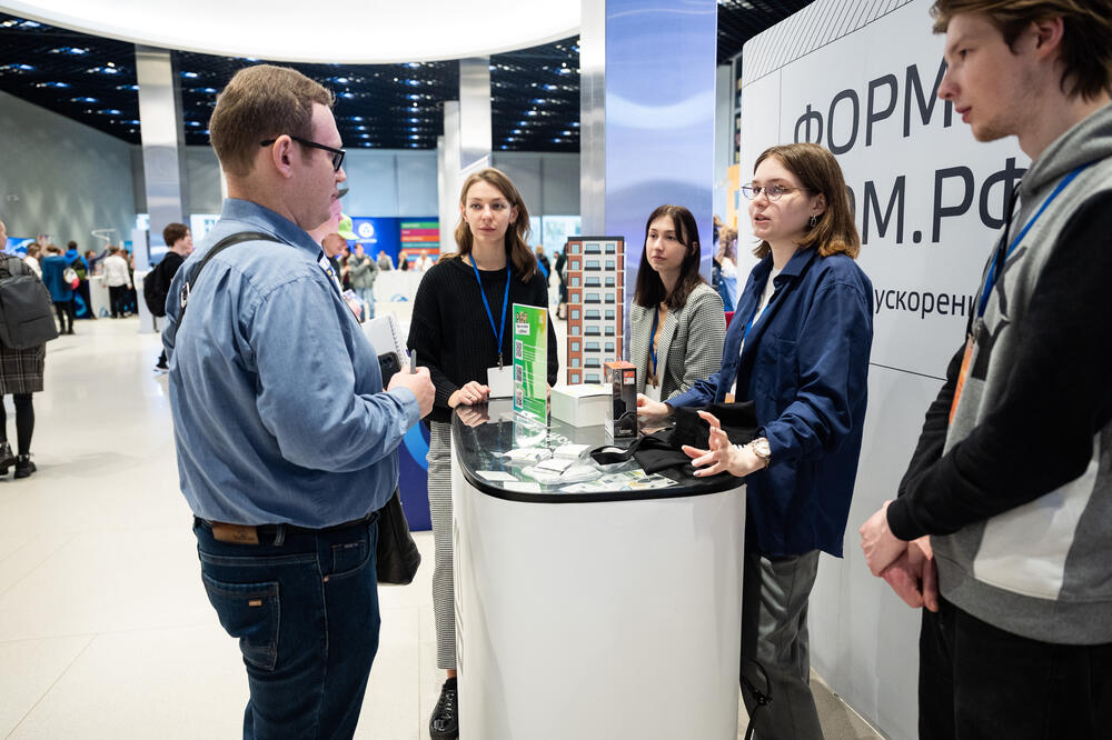 На изображении студенты Университета МИСИС во время ярмарки вакансий