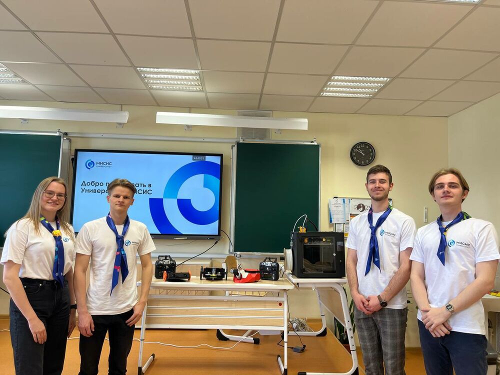 На фотографии члены Студенческого конструкторского бюро со своими изобретениями