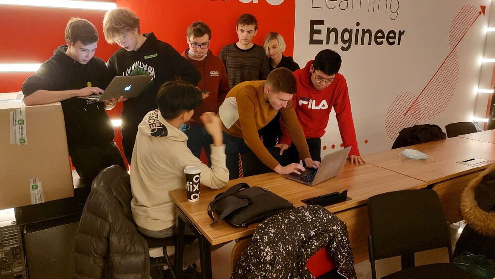 На фотографии члены Геймдев-клуба обсуждают идеи