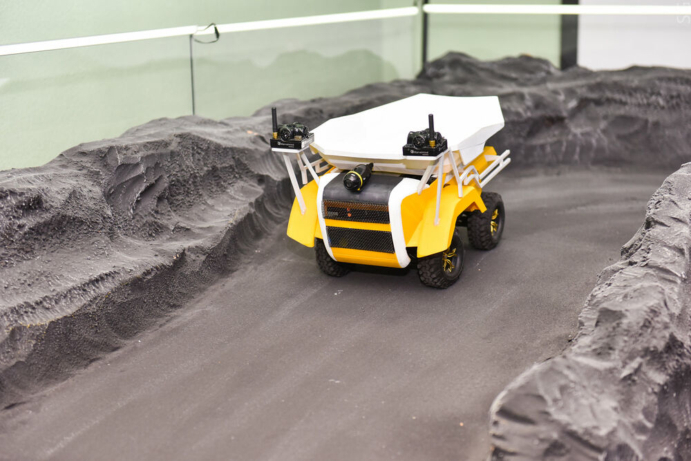 Студенты изучают современное оборудование на макетах