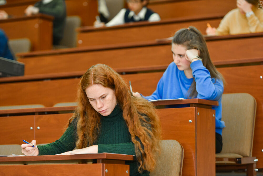 На изображении школьники в НИТУ МИСИС