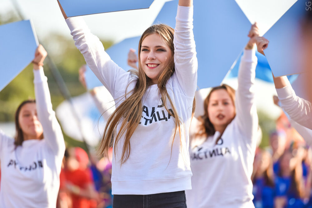 Студенты на параде с флагами