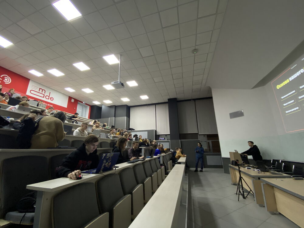 На фотографии студенты в аудитории