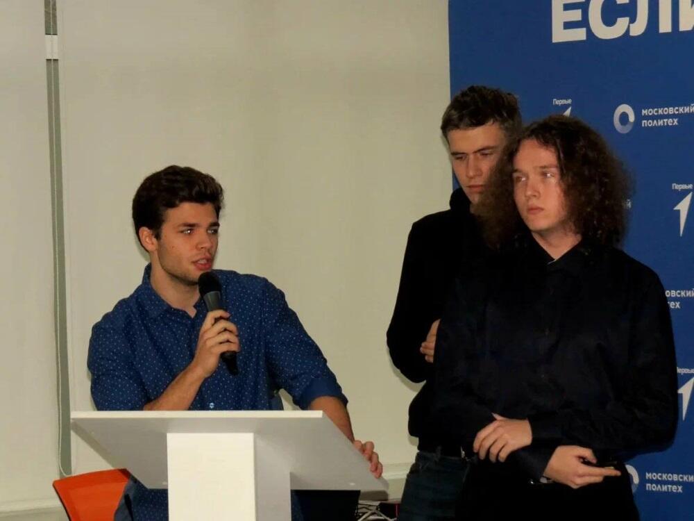 На фотографии члены Студенческого объединения ЭкоЦех выступают с презентацией