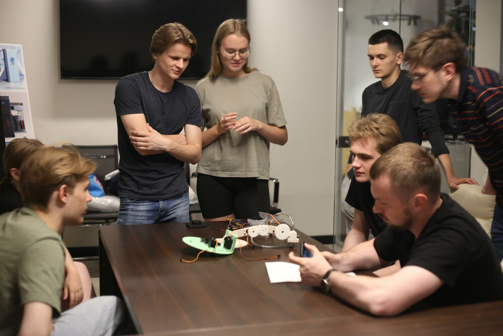 На фотографии занятия Студенческого конструкторского бюро