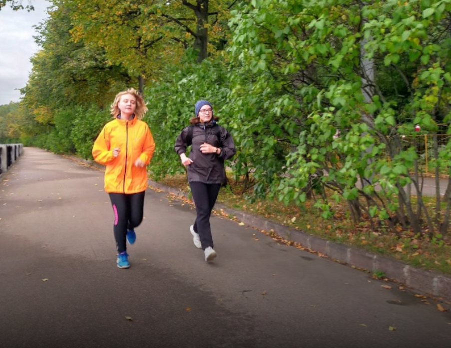 На фотографии студенты на беговых тренировках