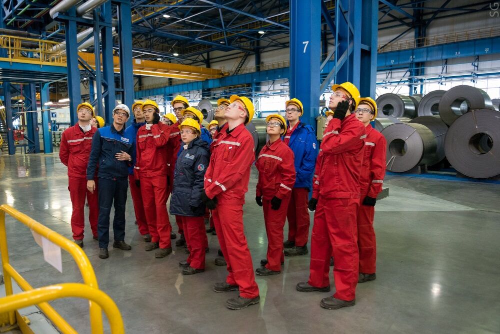 На фотографии студенты на практике в цеху