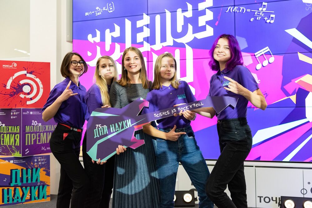 Девушки из СНО на Днях науки НИТУ МИСИС