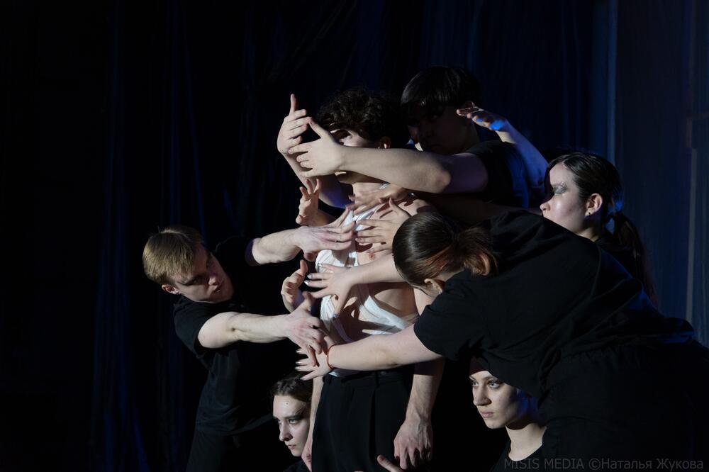 На изображении сцена из спектакля участников Театрального пространства МИСИС