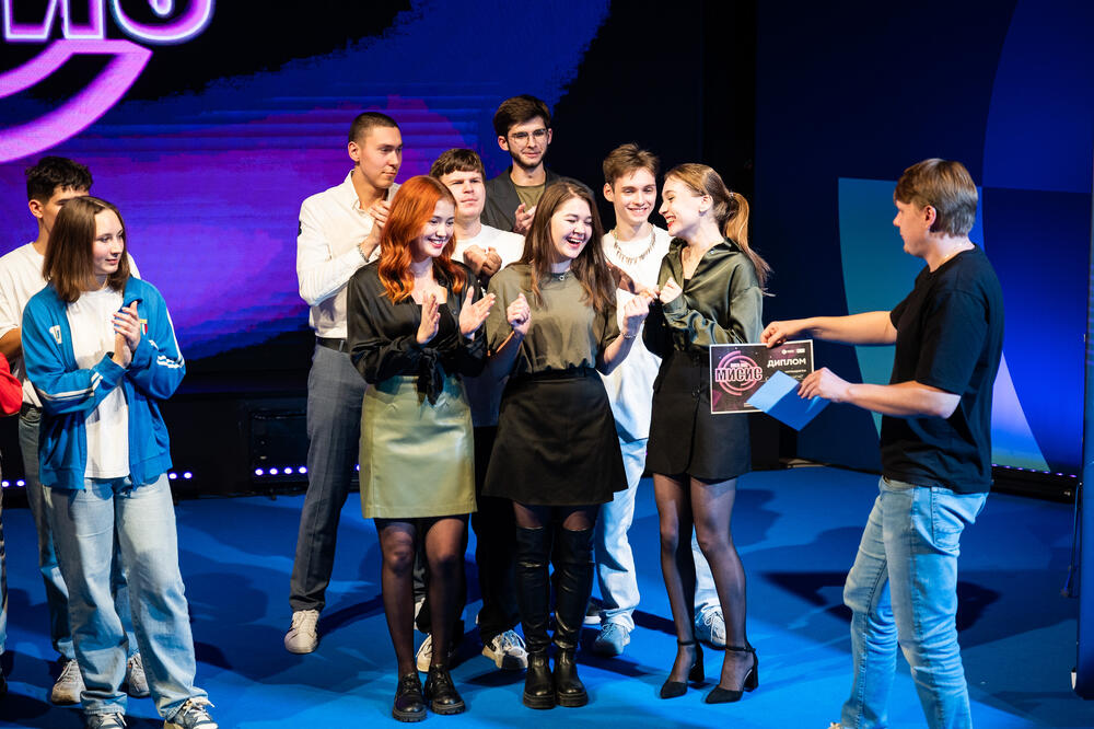На изображении выступление команды КВН МИСИС