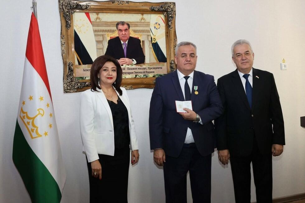 Дилрабо Мансури и Саидзода Рахим Хамро вручают награду Муминджону Анваровичу Джураеву