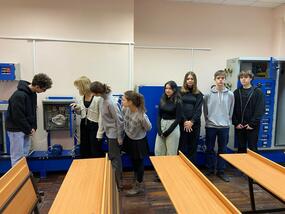 На изображении участники предпрофессиональных каникул в НИТУ МИСИС