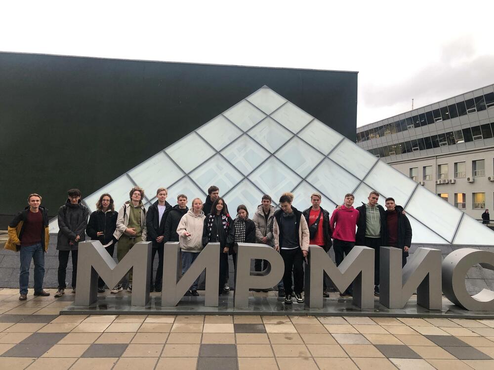 На изображении представлены участники профориентационной экскурсии для учащихся 9-11 классов