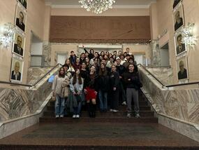 На изображении представлены участники профориентационной экскурсии для учащихся 9-11 классов