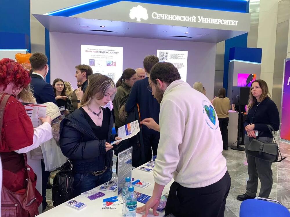 Сотрудники Университета МИСИС на образовательной выставке «Навигатор поступления» в городе Москва