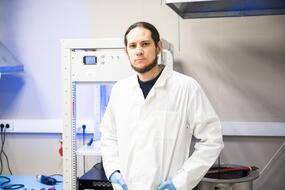 Константин Купцов в лаборатории