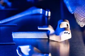 Аддитивный протез, обработанный новым покрытием